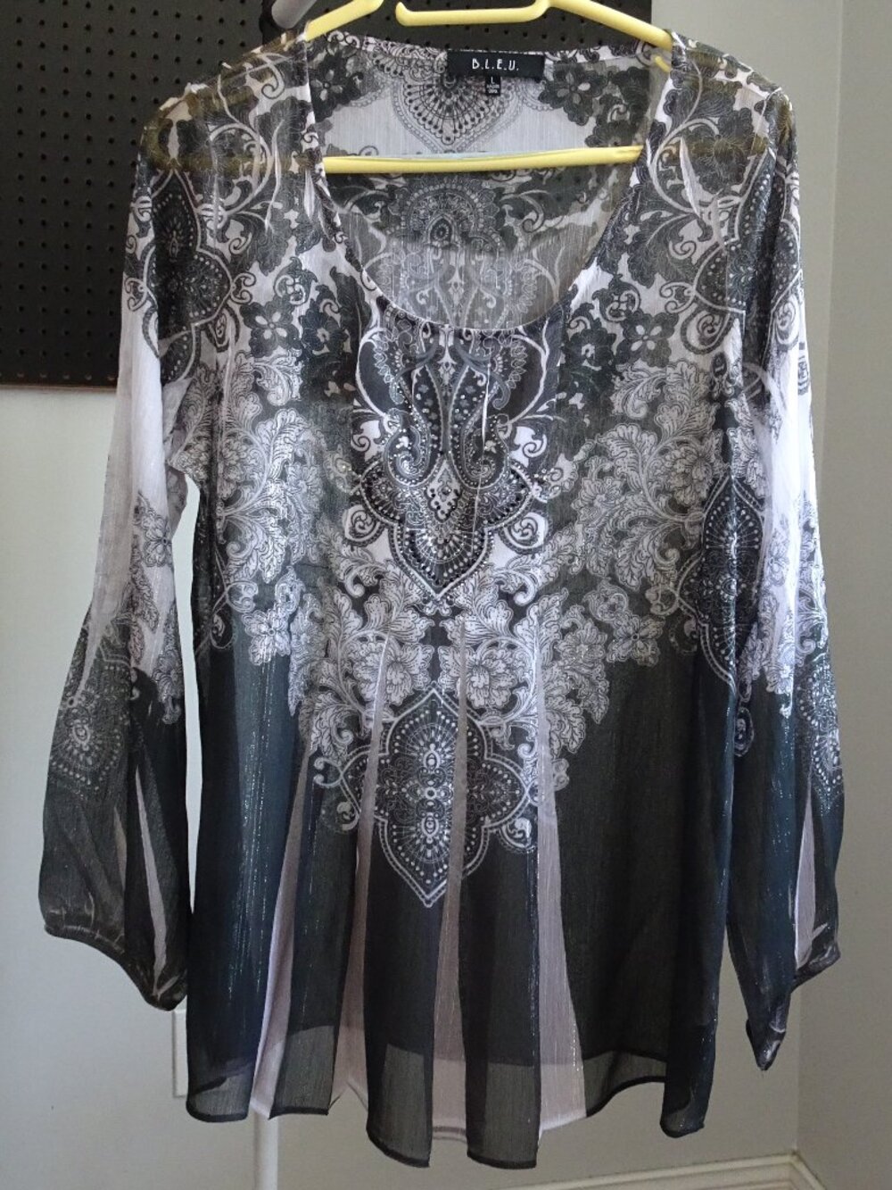B.L.E.U. blouse size L floral symetric patterns